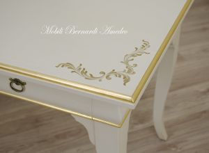 Wooden desk with lacquered finish and gold leaf - detail of the decorations on the top
